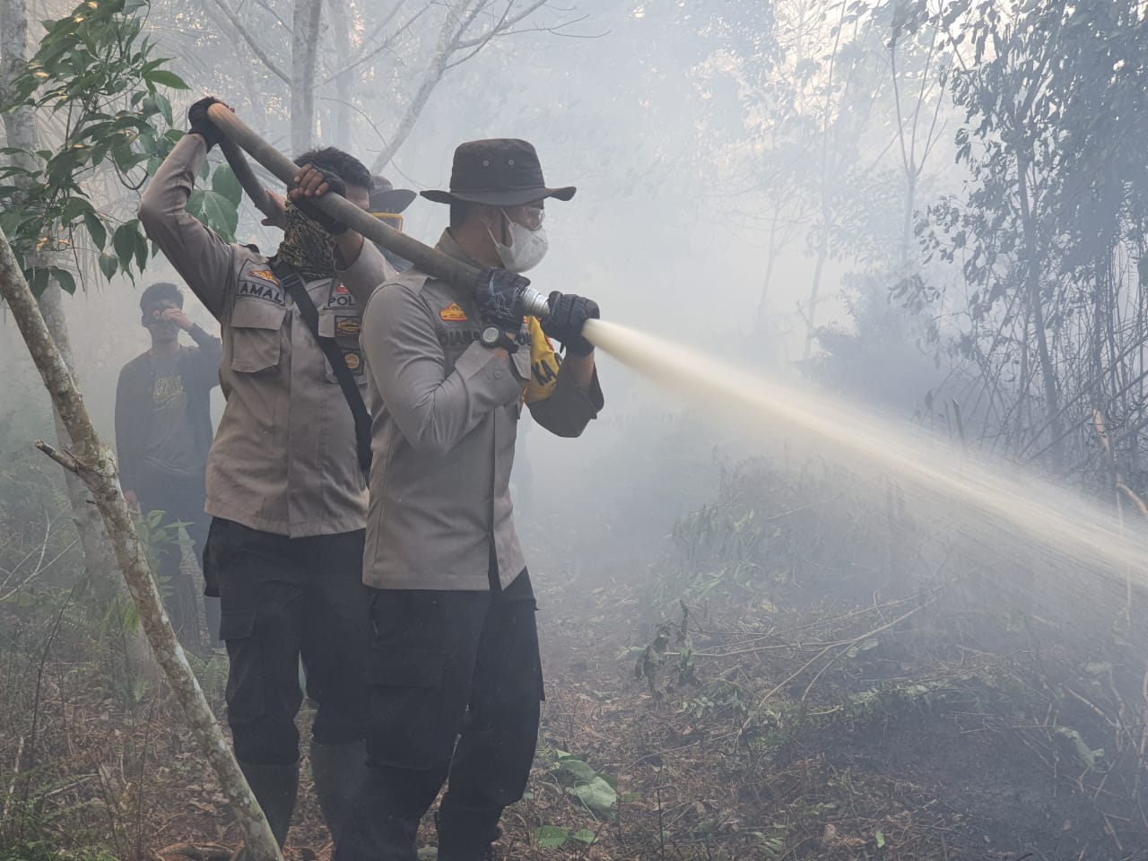 Kapolres Inhil Turun Langsung Memadamkan Titik Api Dikecamatan Kempas