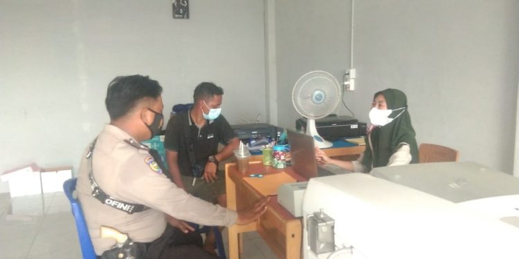 Cegah Covid-19, Bhabinkamtibmas Bersama Bidan Desa Pangkalan Panduk Sambangi Warga