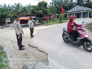 Dua Personil Polsek Langgam Giatkan Pengaturan Jalan 