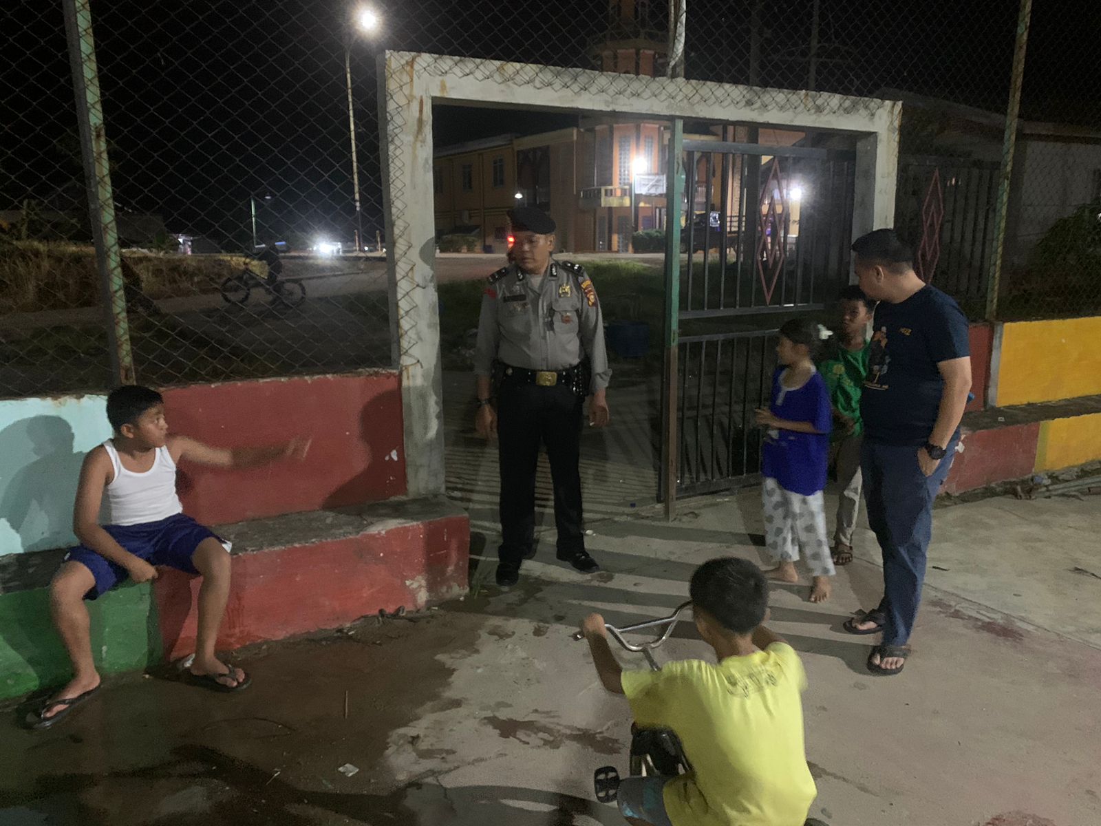 Personil Polsek Kabun Bubarkan Anak-Anak Bermain Di Jalan Raya Menghadang Kendaraan