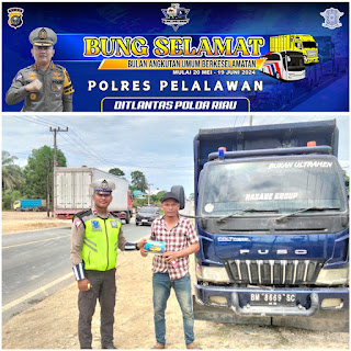 Progam Bung Selamat, Polisi Bagikan Brosur dan Stiker Kepada Pengguna Jalan 