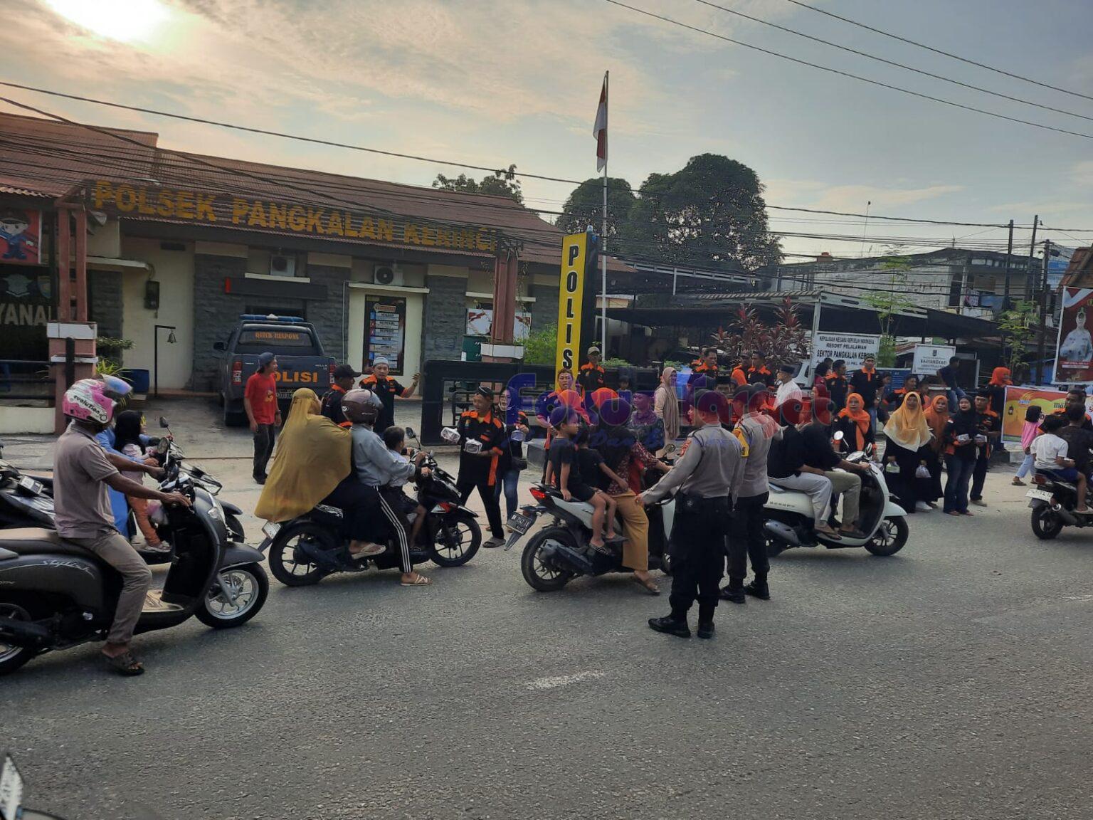 Polsek Pangkalan Kerinci dan Paguyuban Sragen Gelar Bagi Takjil