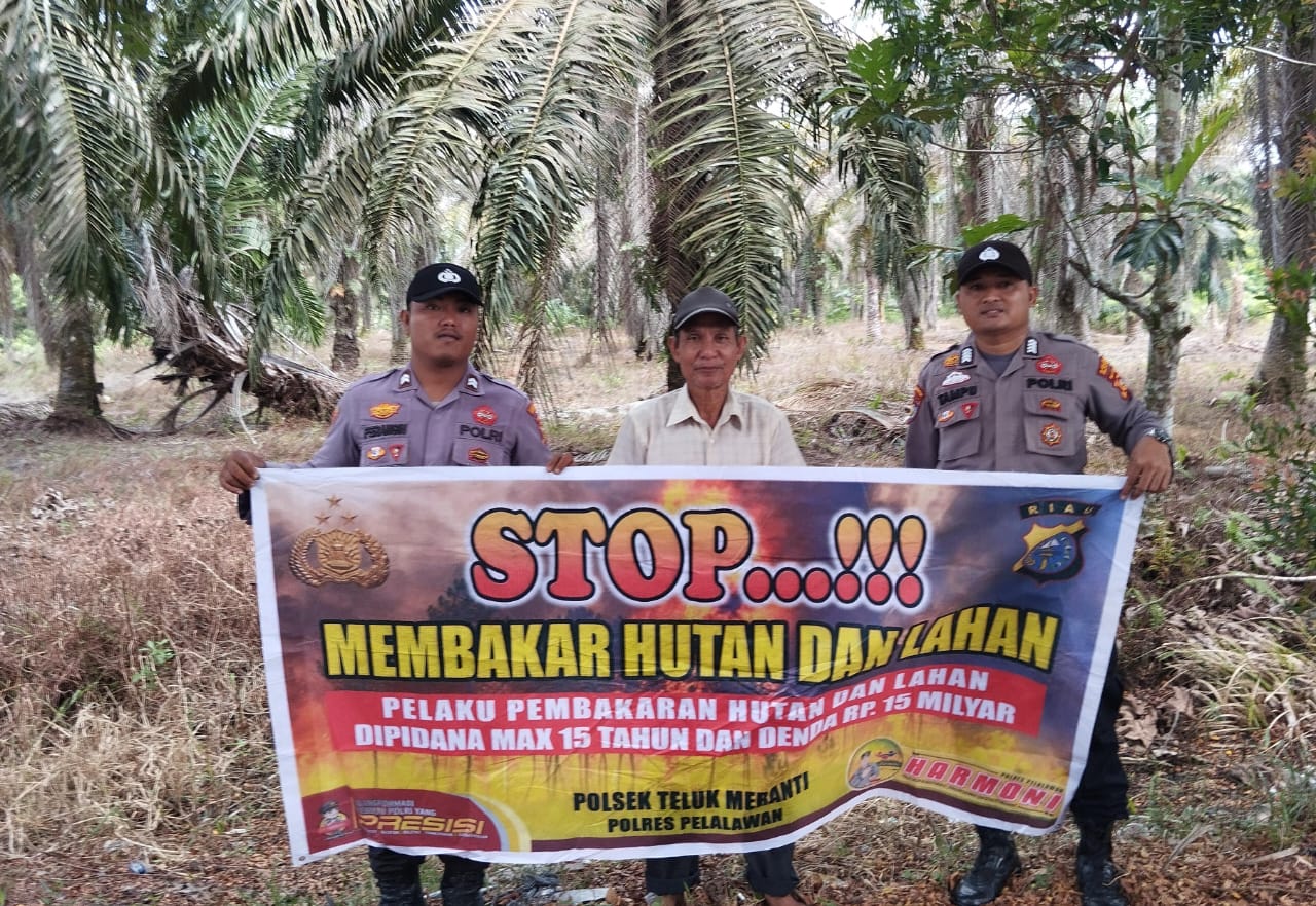 Personil Polsek Teluk Meranti Sebarkan Maklumat Kapolda dan Edukasi Warga soal Bahaya Karhutla