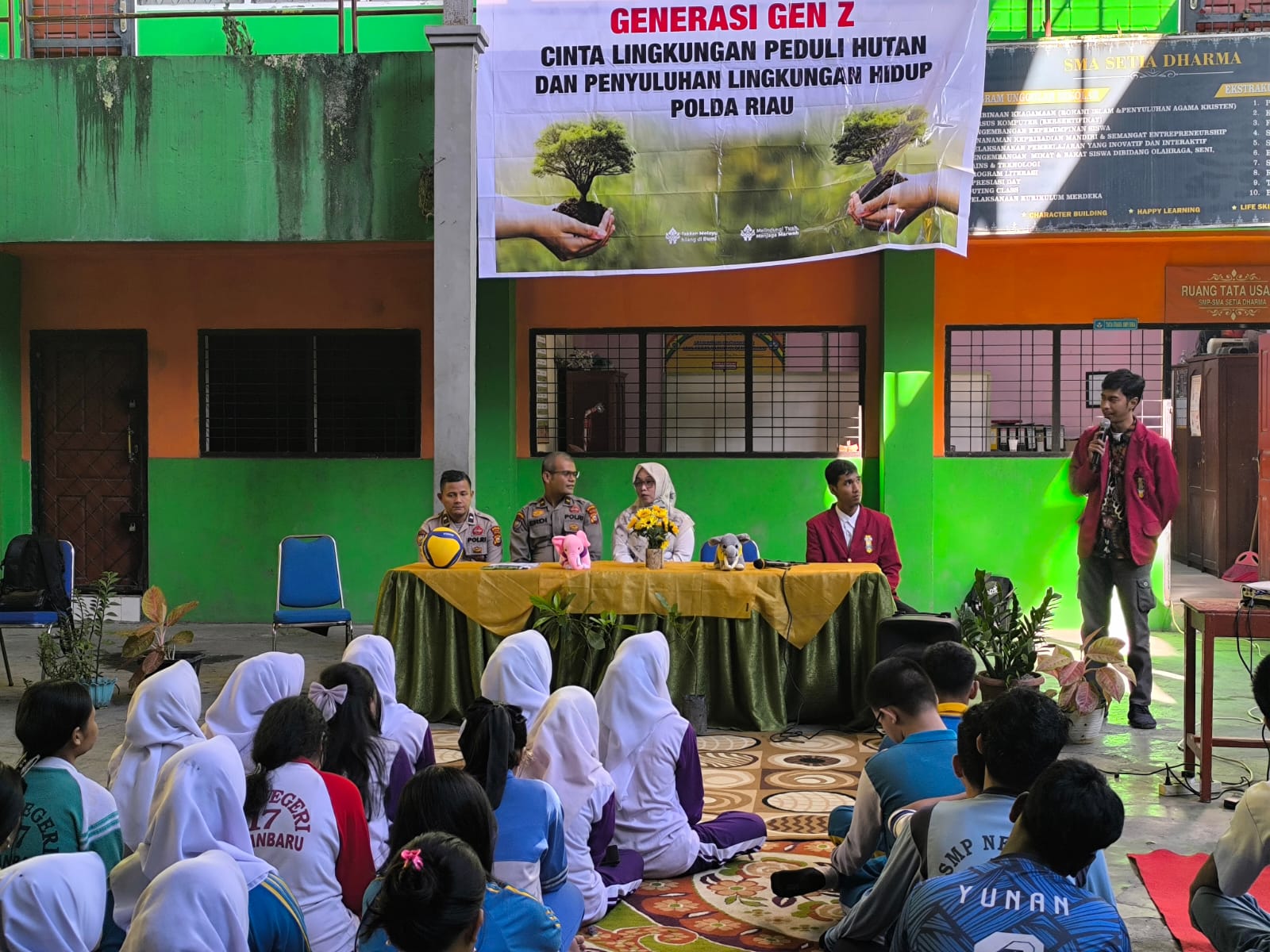 Cipayung Plus Bersama Polda Riau Tanam Semangat Hijau di SMA Setia Dharma