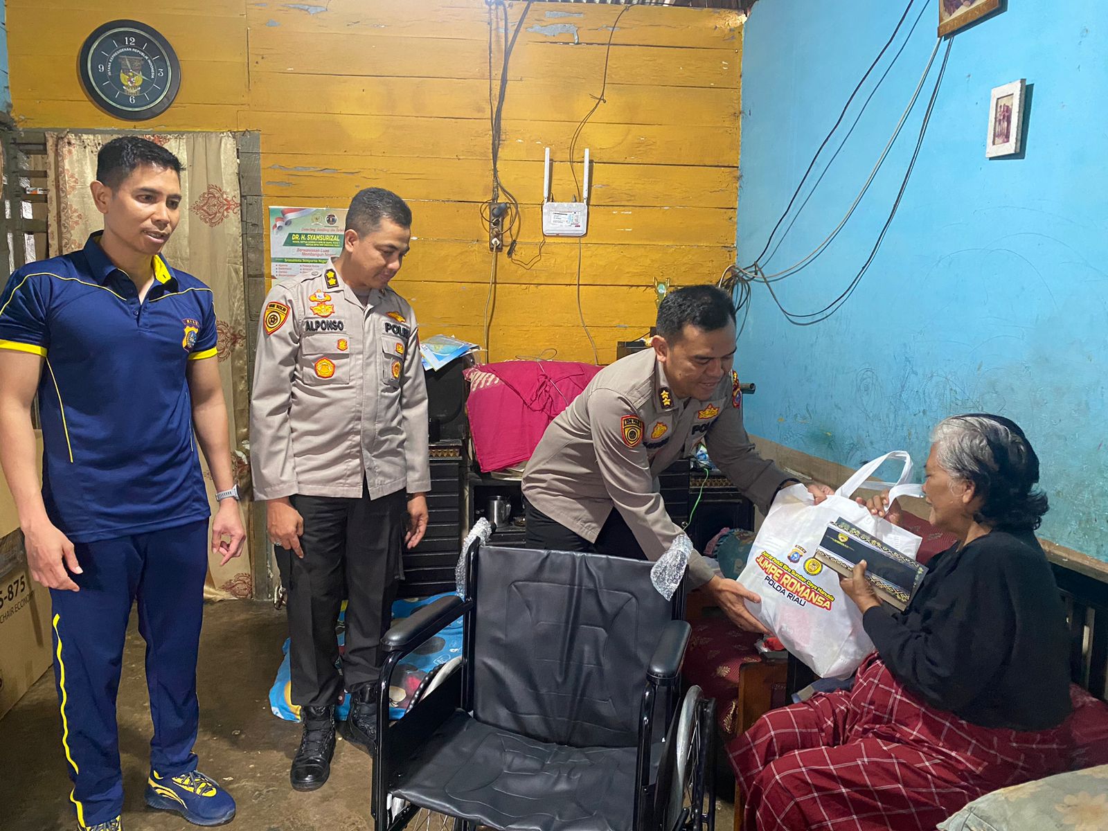 Tim Jumpe Romansa Polda Riau Serahkan Kursi Roda dan Sembako Kepada Lansia