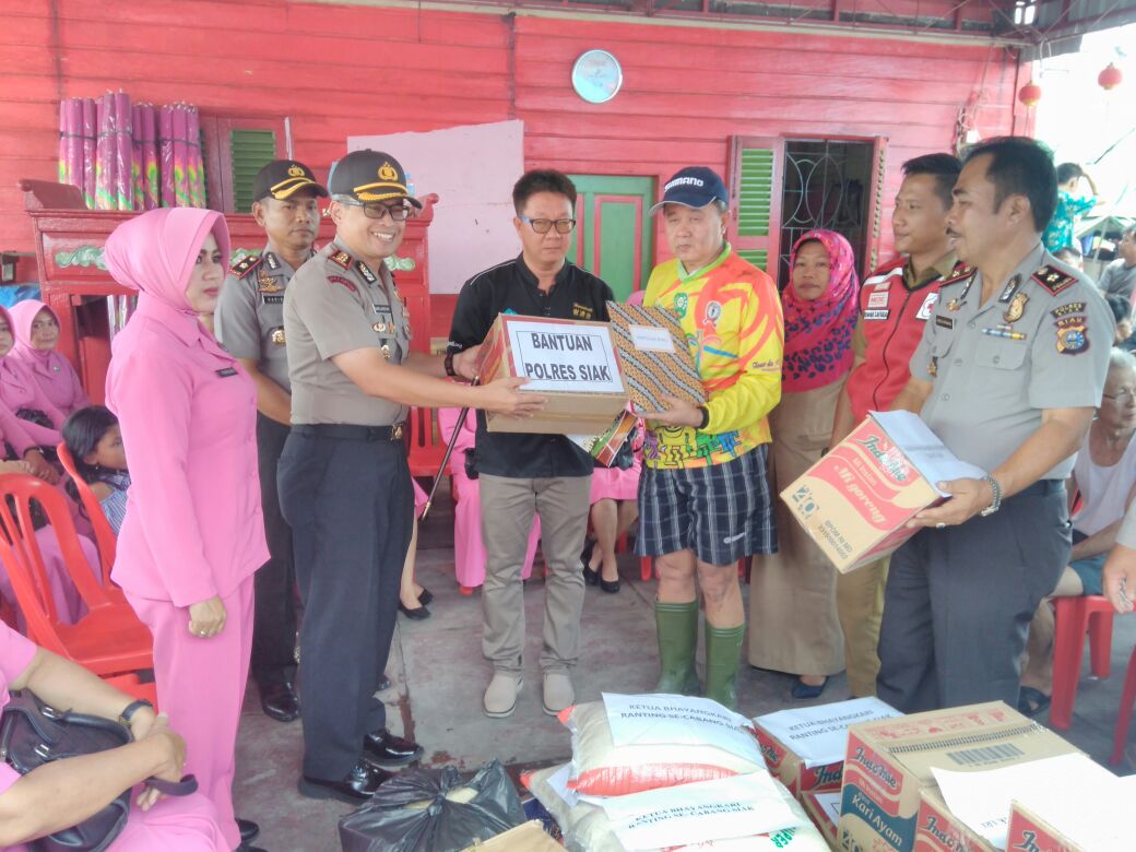 Kapolda Riau Berikan Bantuan Kepada Korban Kebakaran di Siak 