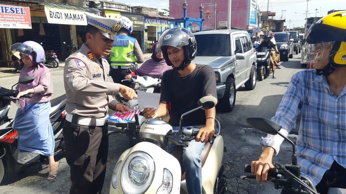 Tim OPLK2023 Polres Rohul Penyuluhan Dan Sosialisasi Di Traffic Light Taman Kota Pasir Pangaraian