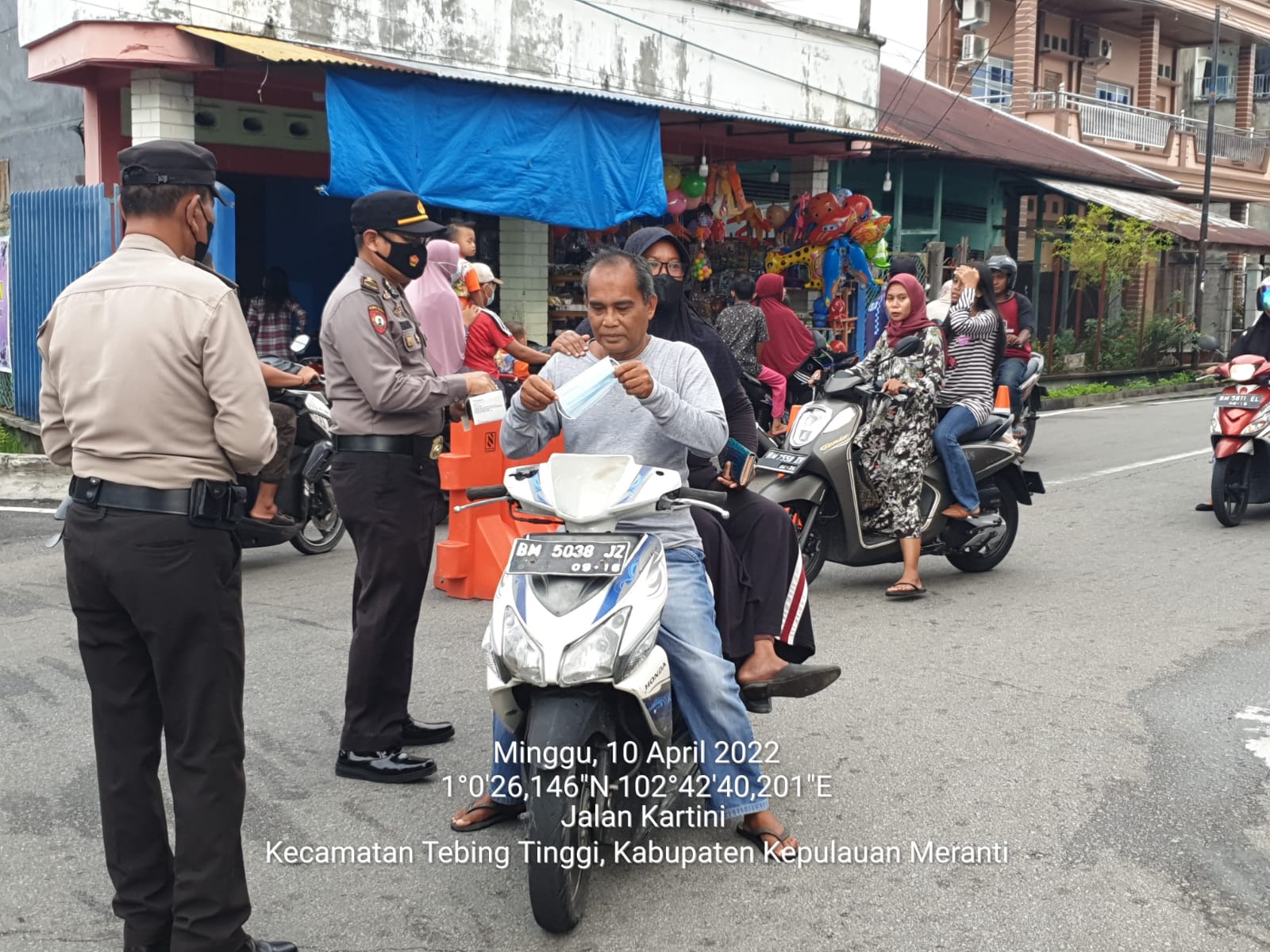 Personil Polsek Tebingtinggi Berbagi Takjil dan Masker ke Pengguna Jalan