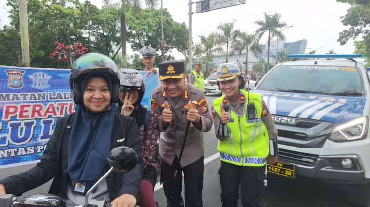 Kapolresta Bersama Kasatlantas Pekanbaru Turun ke Jalan Kampanyekan Keselamatan Berlalu Lintas