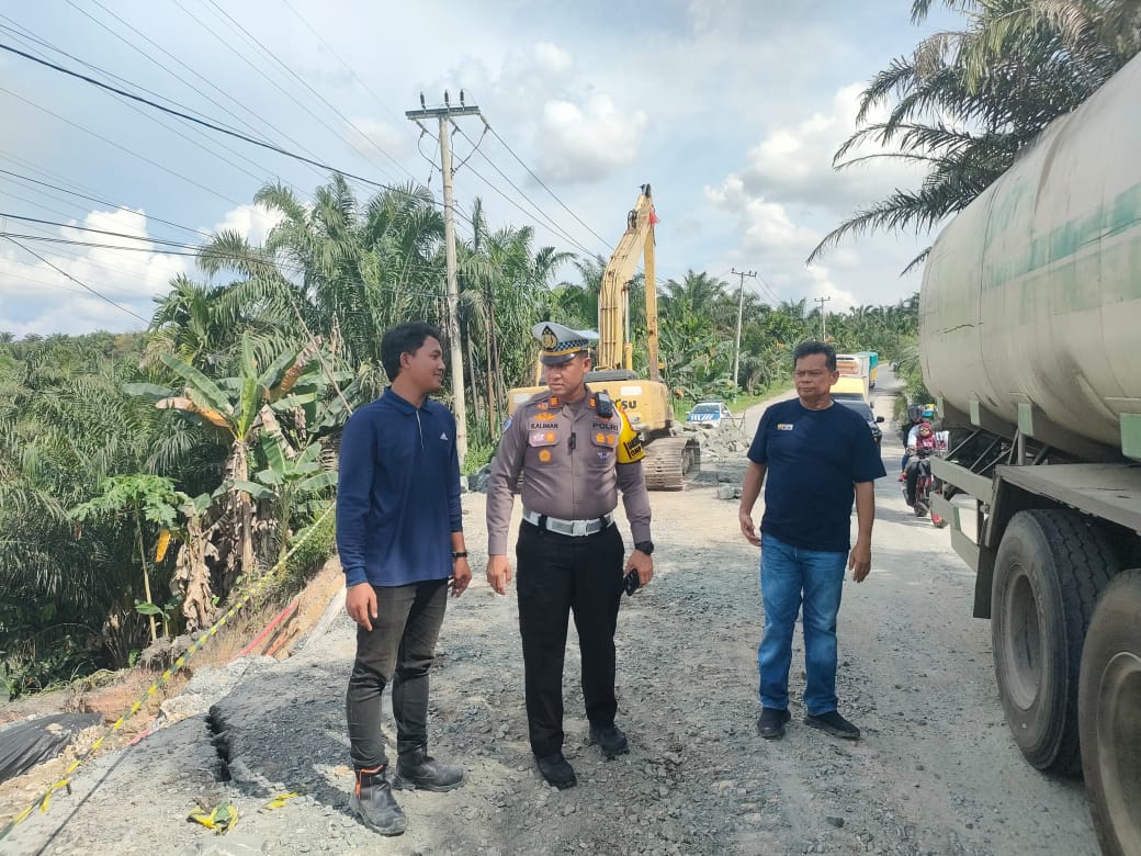 Gerak Cepat Satlantas Polres Siak Perbaiki Jalan Amblas Di Kecamatan Minas, Pastikan Aman Dilalui Masyarakat