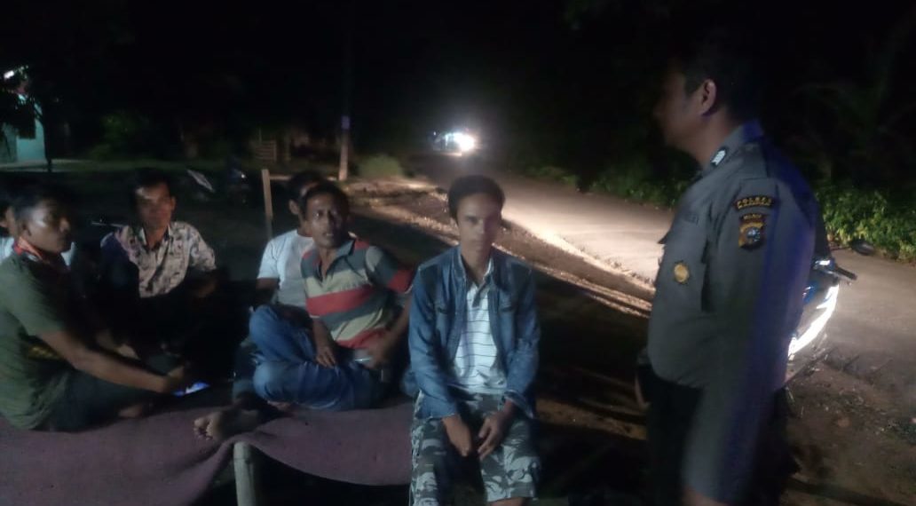 Polsek Bangkinang Barat Berikan Himbauan dan Bubarkan Warga yang Masih Ngumpul-Ngumpul
