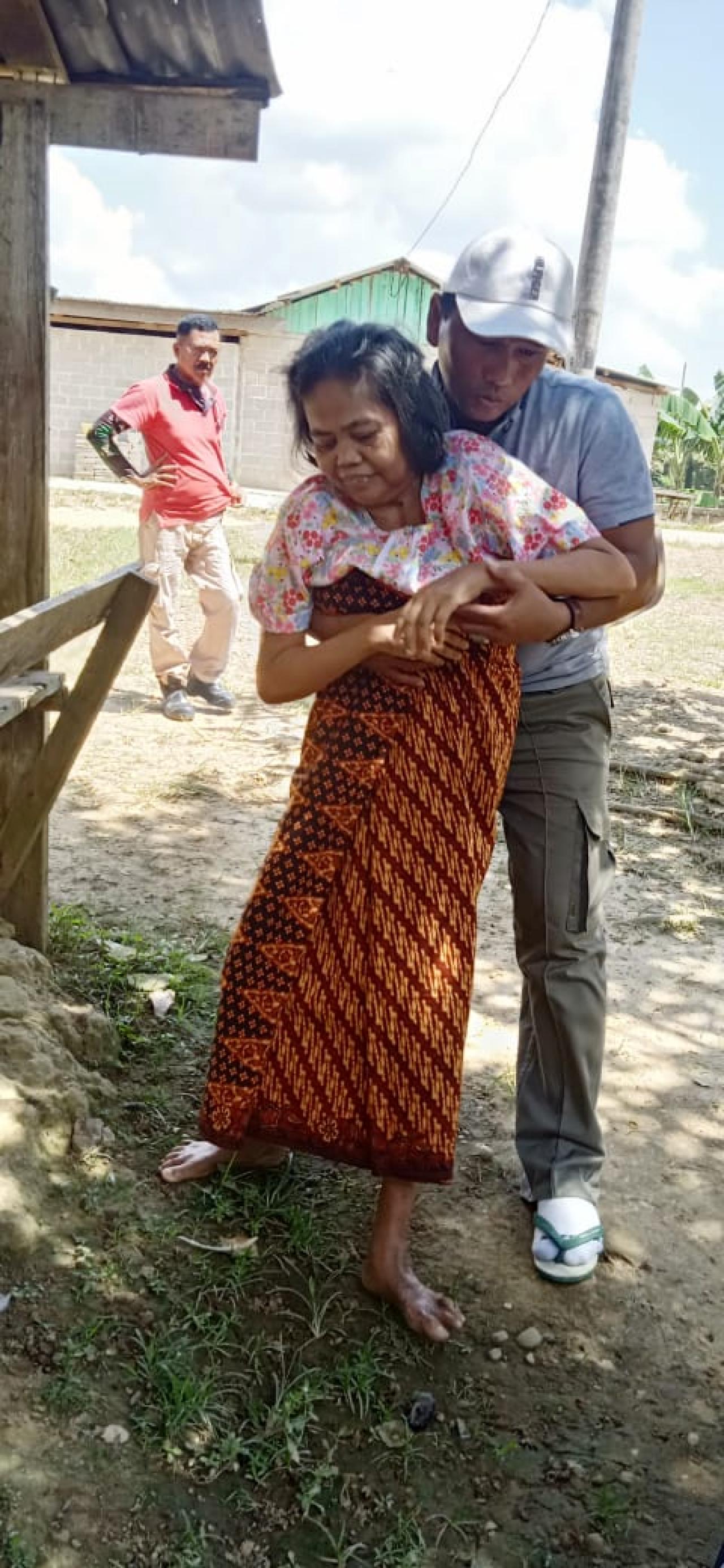 Kapolsek Peranap Cek Kondisi Ibu Harmoni Yang Alami Sakit Stroke