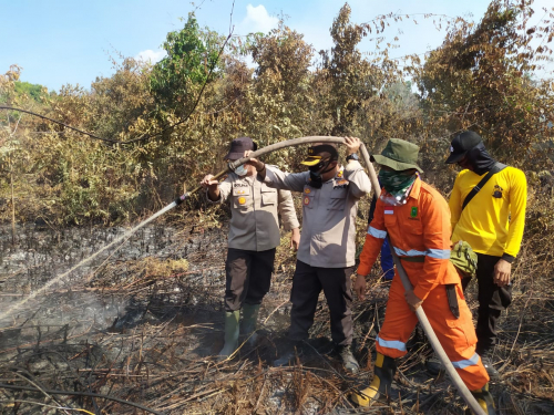 Kapolres Meranti Beserta Tim Gabungan Tak Gentar Meski Tiupan Angin Semakin Kencang