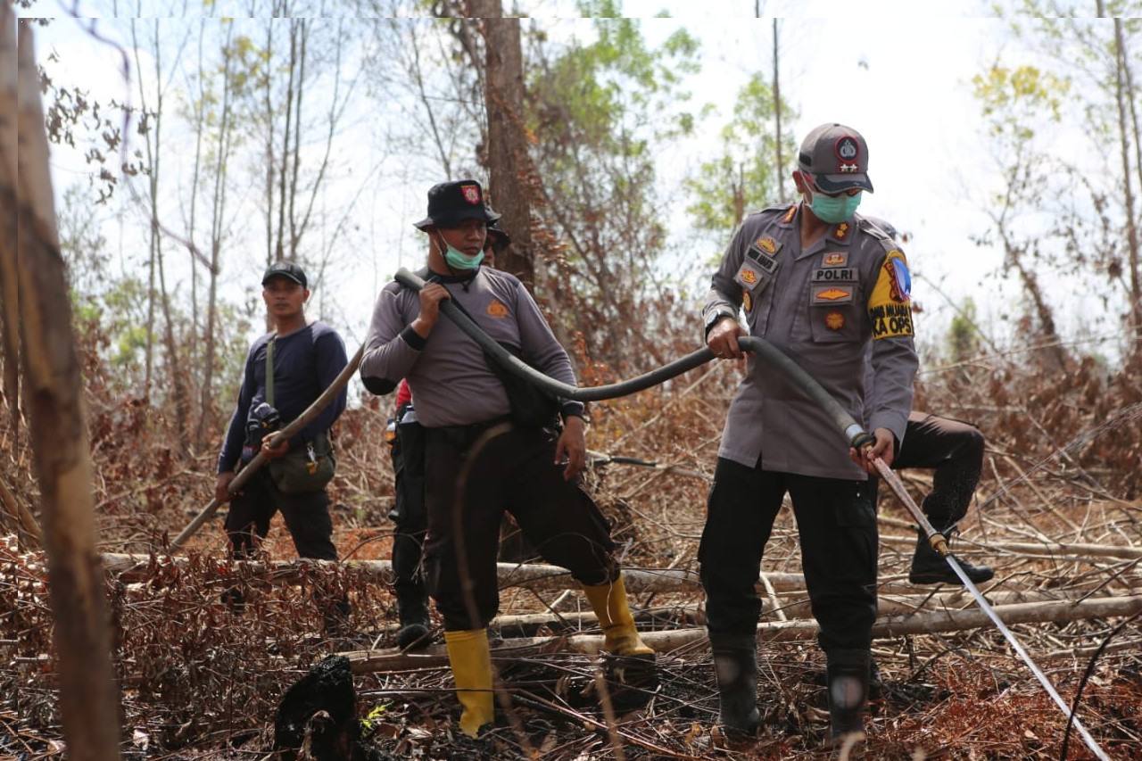 Kapolres Kampar Bersama Anggota Bhabinkamtibmas Lakukan Pendinginan Karlahut