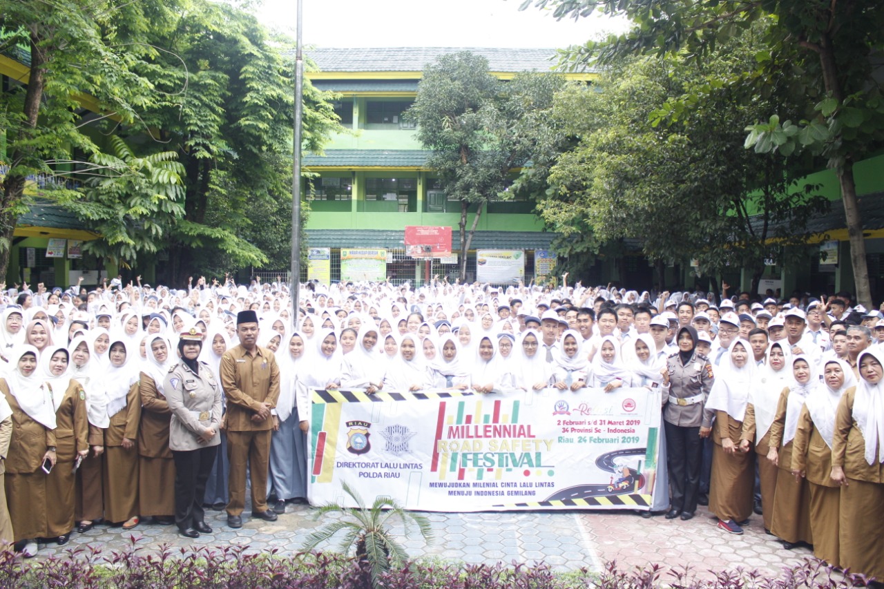 Promosikan Millennial Road Safety Festival, Ditlantas Polda Riau Sambangi Sekolah