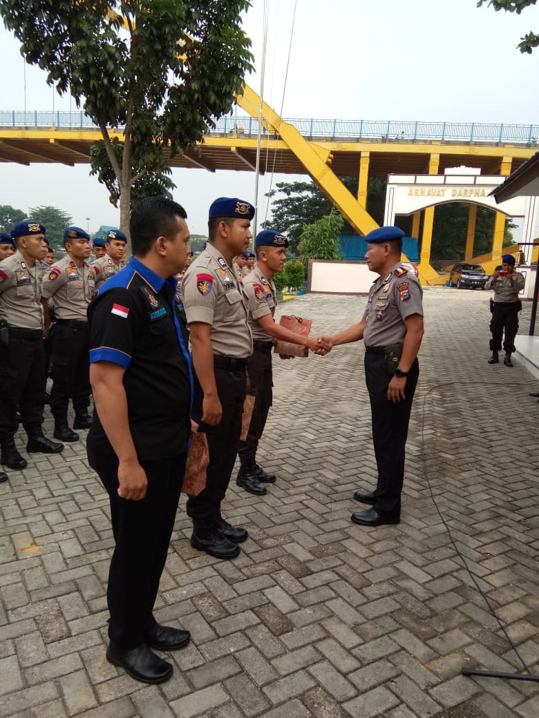 Dir Polair Polda Riau Beri Penghargaan Kepada Anggota Yang Berprestasi