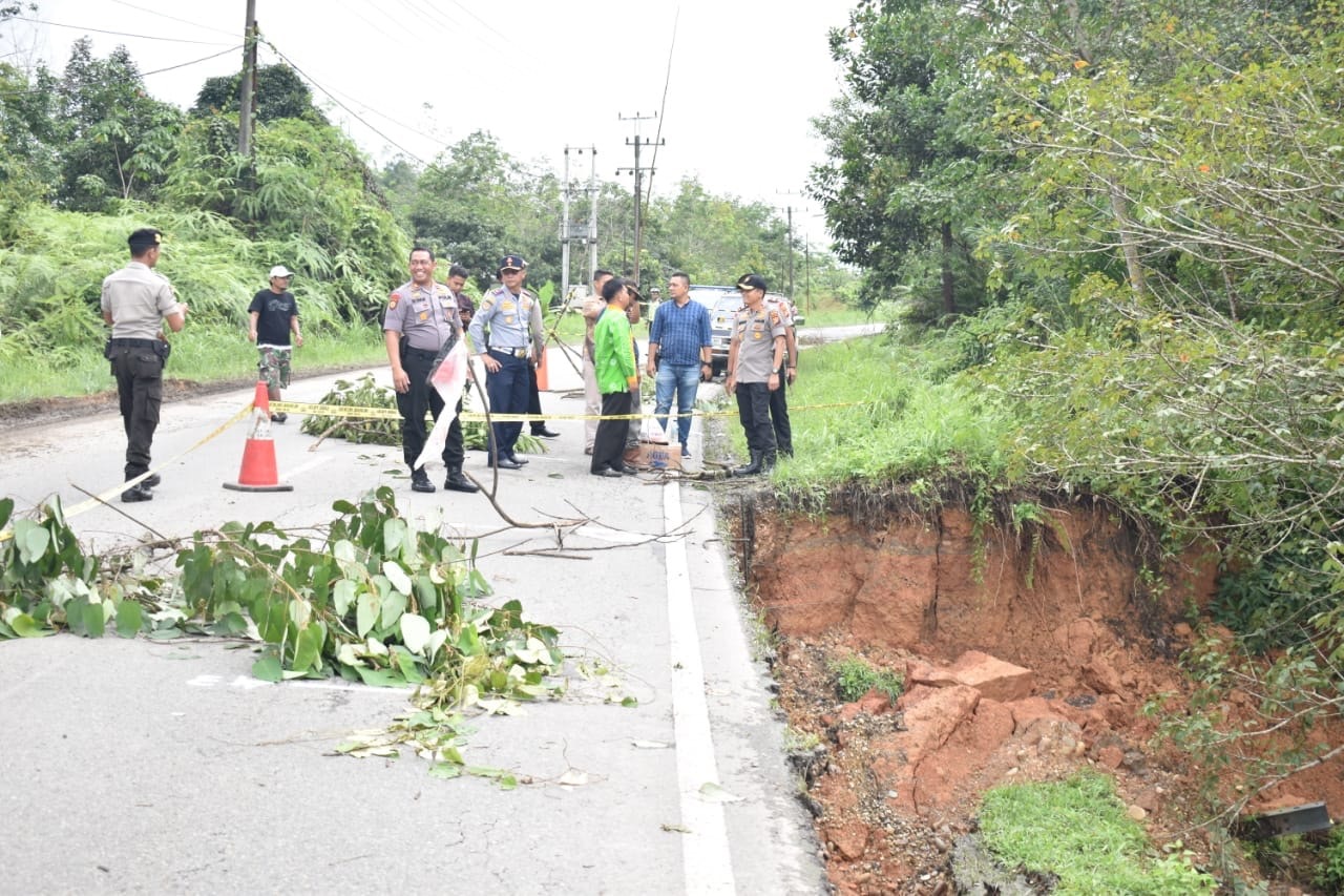 Kapolres Kampar Tinjau Bahu Jalan yang Amblas di KM 91 Jalan Lintas Riau - Sumbar