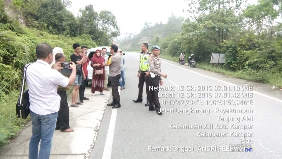 Kapolres Kampar Sampaikan Himbauan Saat Tinjau TKP Laka Lantas di Jalan Lintas Riau Sumbar