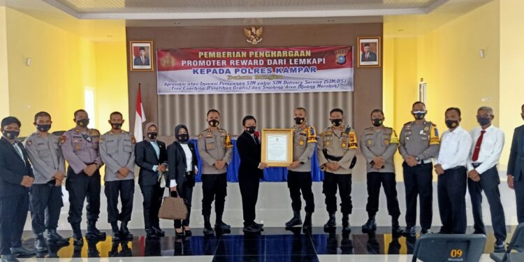 LEMKAPI Anugerahkan Piagam Penghargaan Promoter Reward untuk Polres Kampar