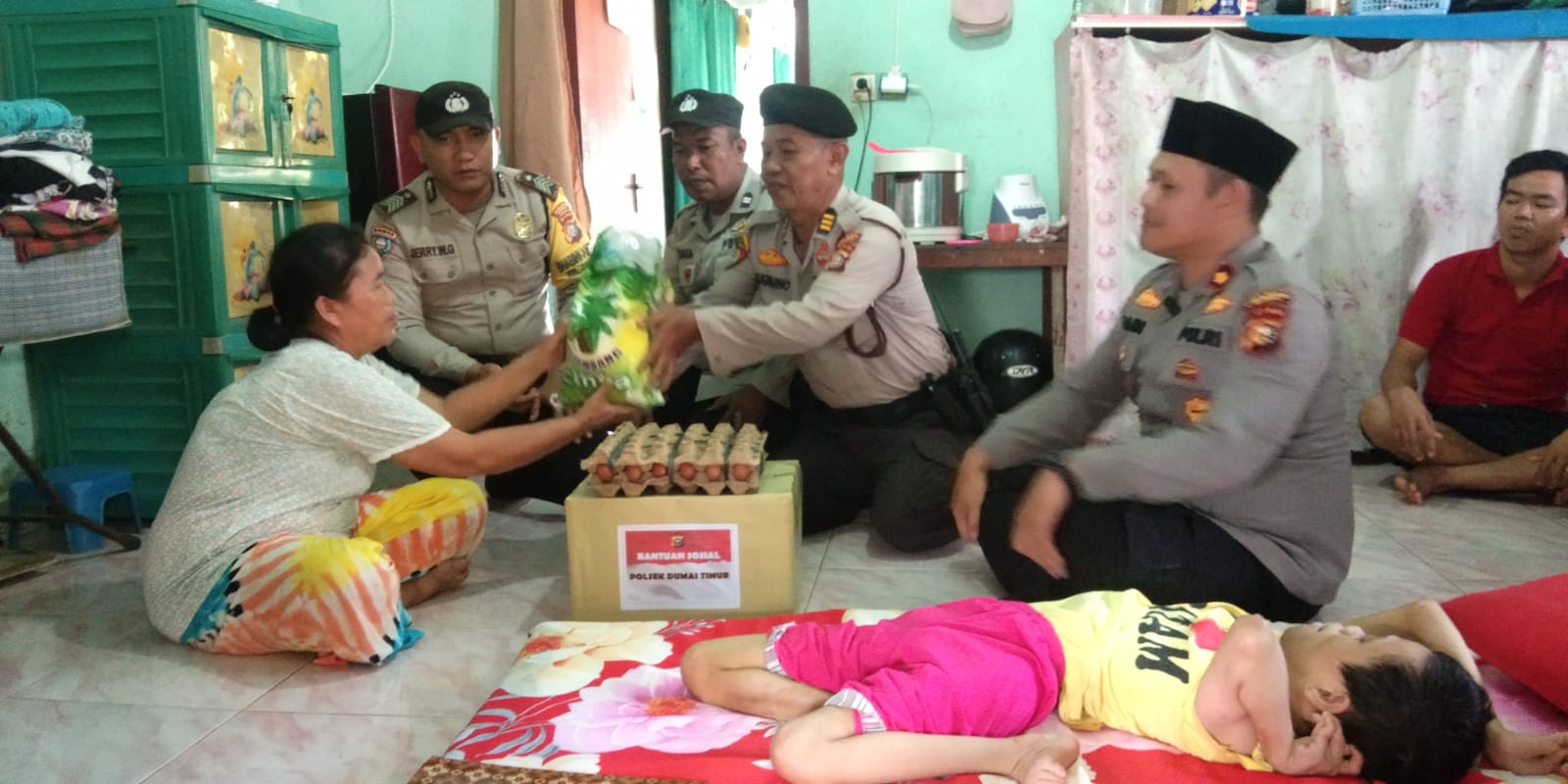 Kegiatan Bakti Sosial Polsek Dumai Timur Menyapa Langsung Masyarakat Yang Membutuhkan Bantuan