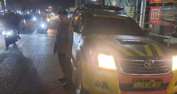 Dalam Rangka Jaga Kamtibmas, Polsek Pangkalan Kerinci Patroli Blue Light