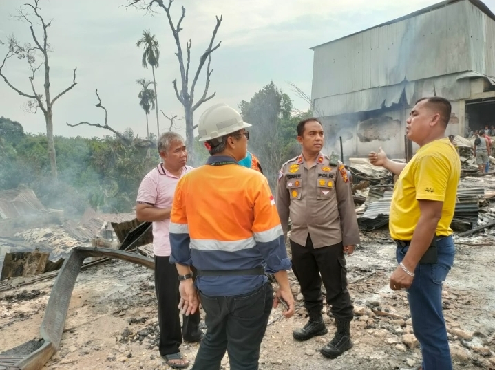 Total 17 Kios Terbakar di Keritang, Kapolsek Bantu Pemadaman
