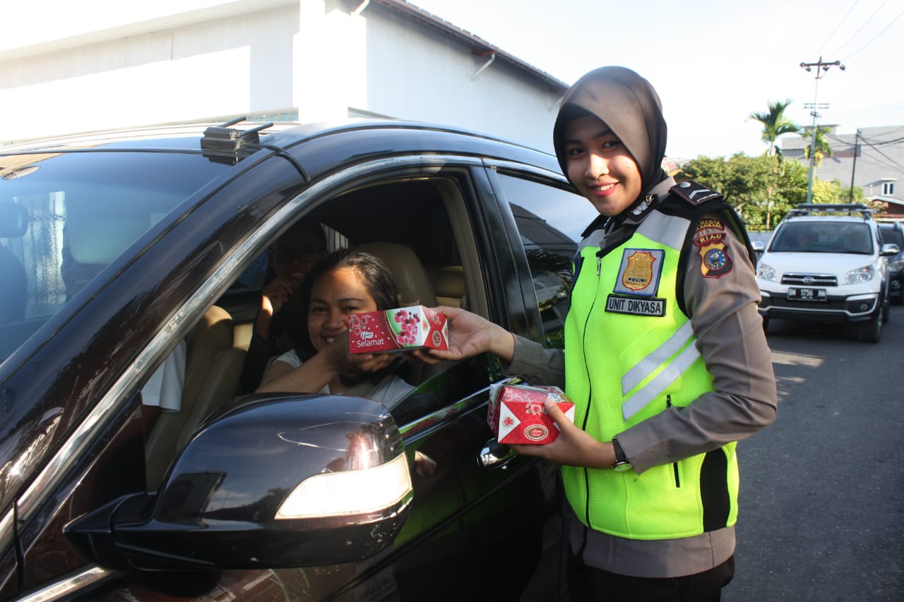 Polantas Berbagi Takjil Kepada Pengguna Jalan