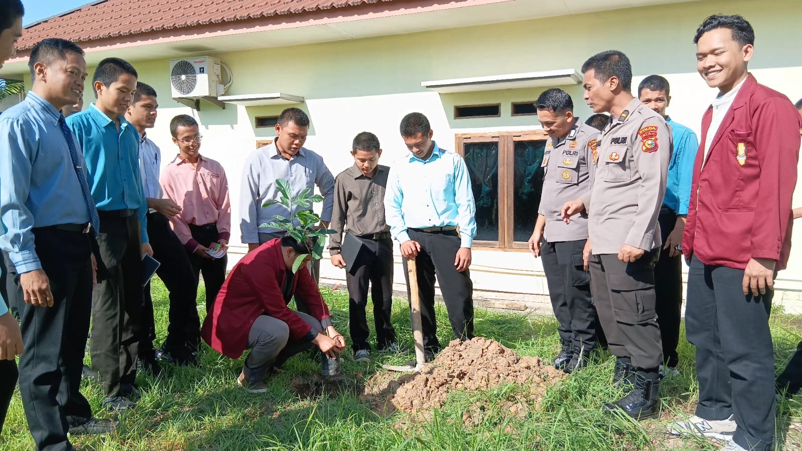 Green Policing Polda Riau Tanam Pohon Bersama Santri di Pondok Pesantren Modern Al-Kautsar Pekanbaru