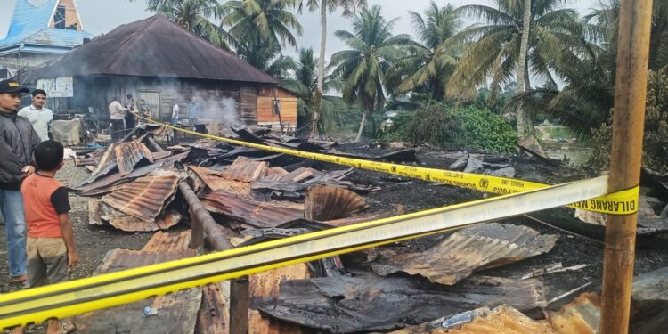 Kebakaran Kawasan Pasar Kuok, Belasan Kios Hangus 