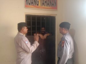 Pastikan Aman, Personil Polsek Kerumutan Cek dan Kontrol Tahanan