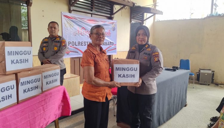 â€œMinggu Kasihâ€, Polresta Pekanbaru Dan Polsek Tampan Menyerahkan 8 Paket Sembako Kepada Warga