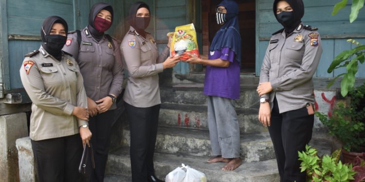 Polwan Polres Kampar Peduli, Sebar Bantuan Untuk Warga Kurang Mampu Terdampak Covid-19