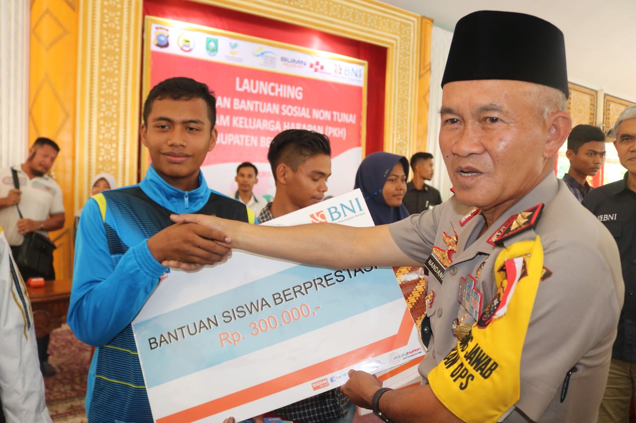 Kapolda Riau Hadiri Penyerahan Bantuan Non Tunai Kepada 15 Orang Penerima