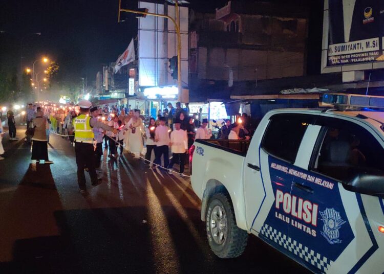 Personel Polsek Tualang Melaksanakan Pengamanan Pawai Obor Keliling Dalam Rangka 1 Muharram 1445H.