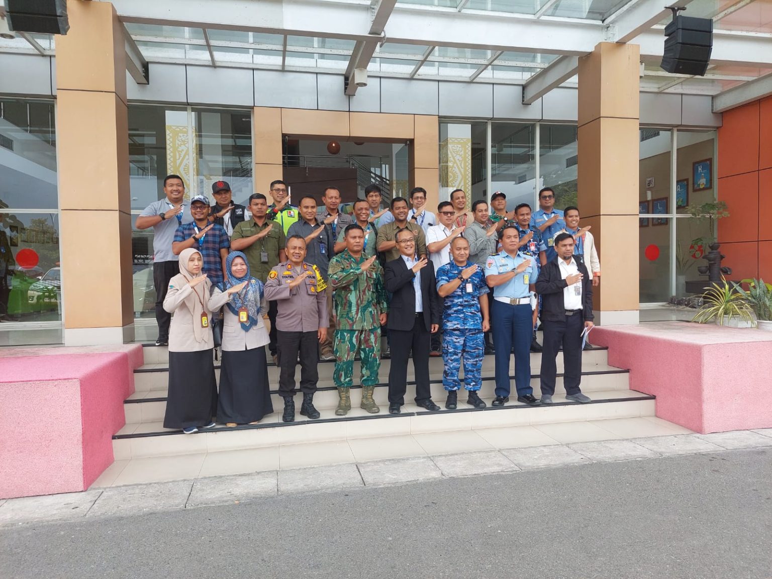 Kapolsek Bukit Raya Hadiri Rapat Koordinasi Pelaksanaan Airport Security Exercise ( ASE ) Tahun 2024 di Bandara SSK II Pekanbaru