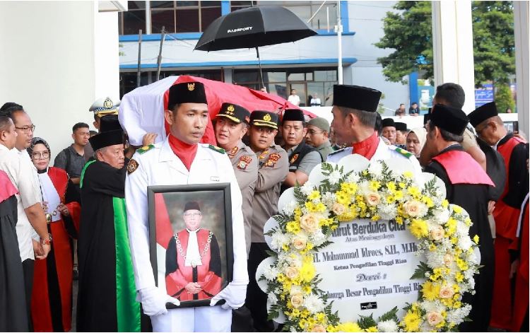 Inna lillahi wa inna ilaihi rajiá»¥n, Ketua Pengadilan Tinggi Riau Meninggal Dunia, Irjen Iqbal Usung Peti Jenazah