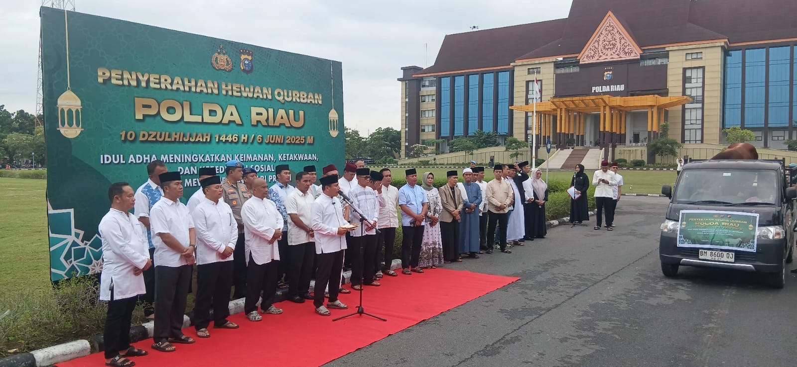 Irjen Hery Heryawan Lepas Secara Simbolis Pendistribusian Ratusan Hewan Kurban di Polda Riau