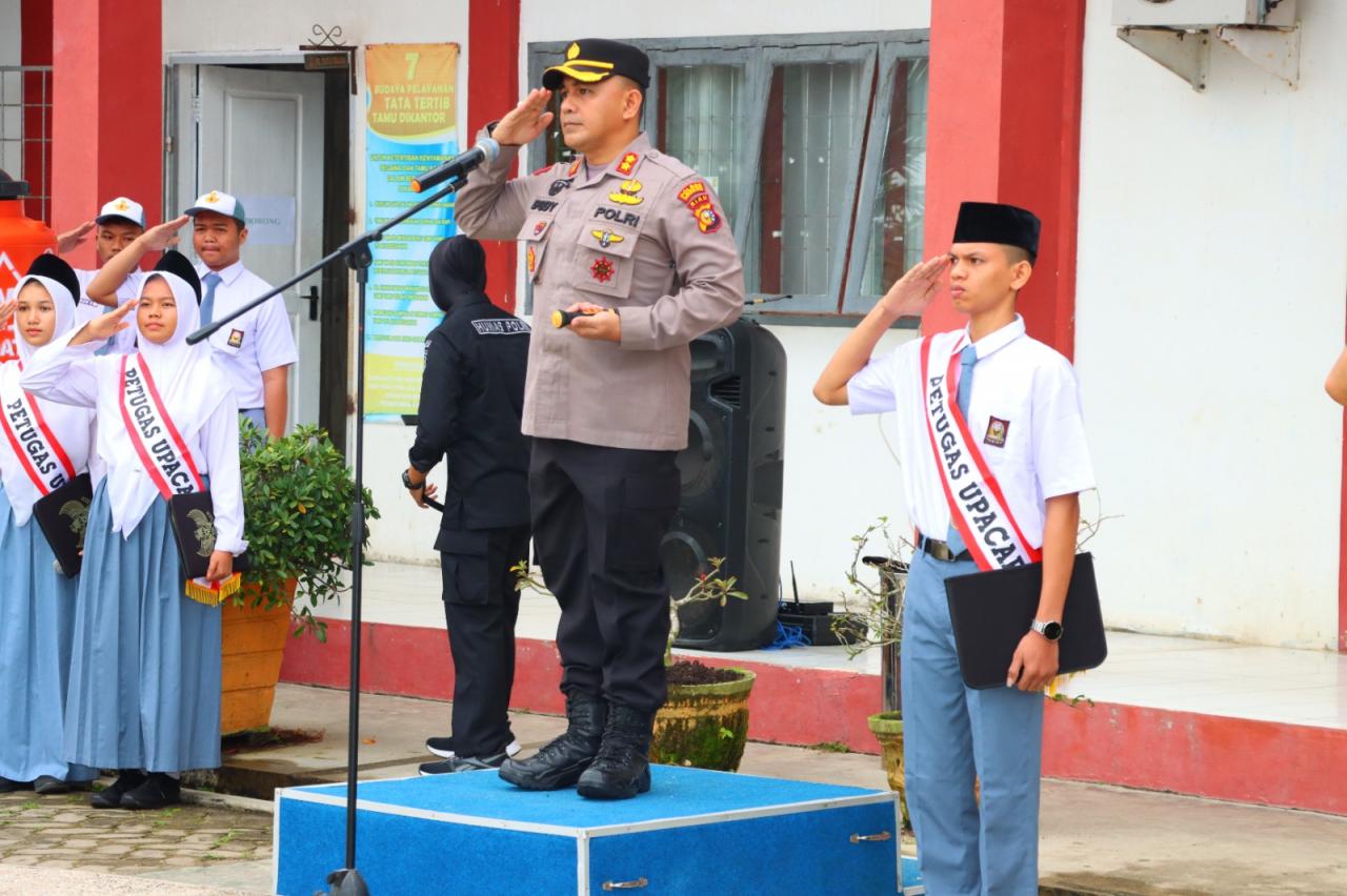 Jadi Inspektur Upacara di SMAN 1 Rengat, Ini Pesan Kapolres Inhu