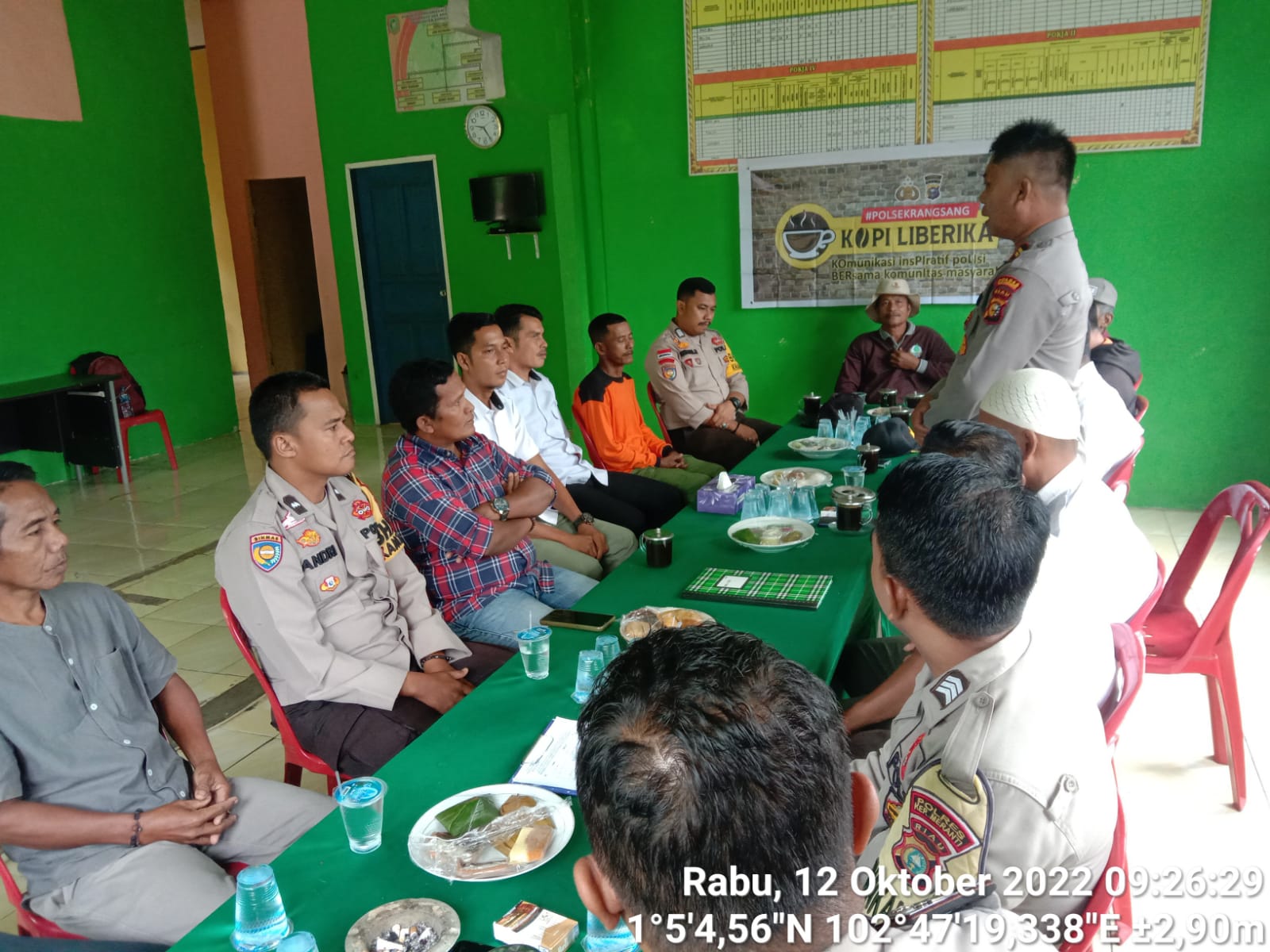 Ngopi Bareng Pemdes Kayu Ara, Polsek Rangsang Ajak Tingkatkan Keakraban dan Sinergitas