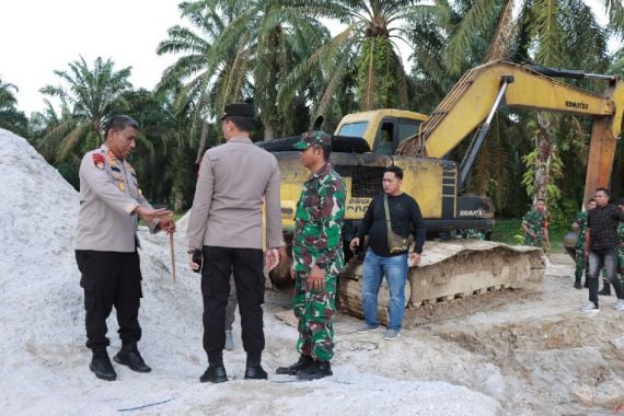 Polres Kampar Tangkap 2 Pelaku Tambang Ilegal, 5 Alat Berat Disita