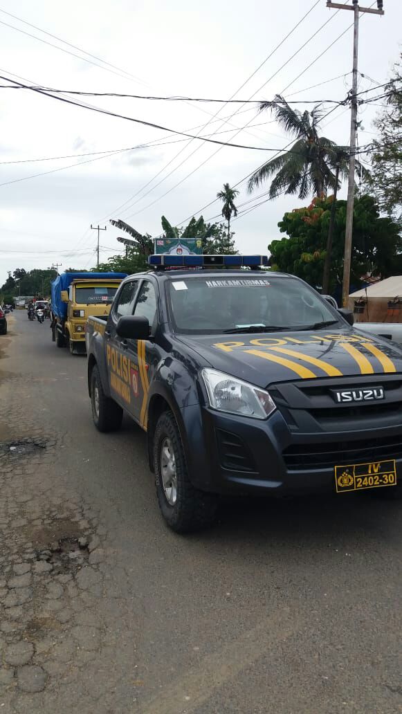 Polisi Kawal Pendistribusian Logistik Pemilihan Gubernur dan Wakil Gubernur Riau Tahun 2018.