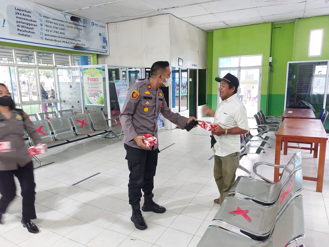 Pos Pelayanan Pelabuhan Polres Inhil Suguhkam Takjil Bagi Para Pemudik