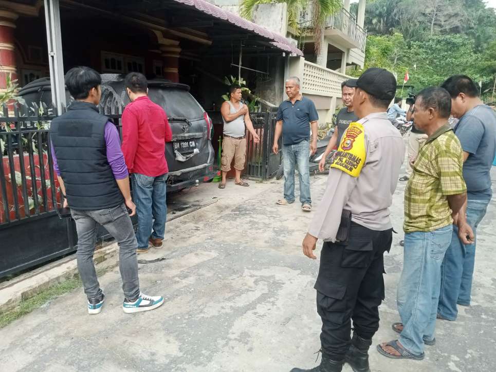 Bhabinkamtibmas Desa Makmur Aipda Wempi Kamri Dampingi Reskim Di Perum Graha Pelalawan