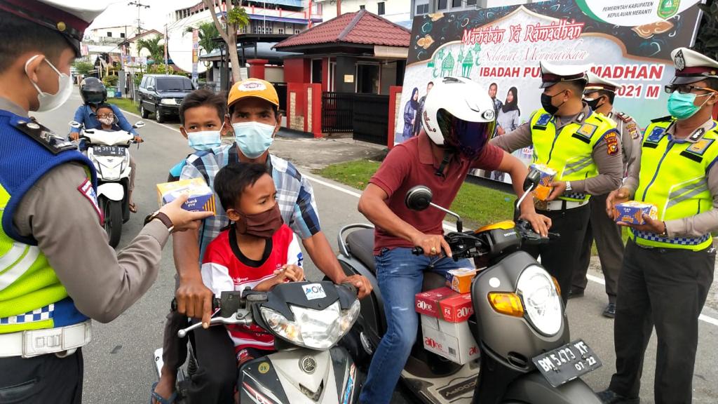 Berbagi Takjil, Satlantas Meranti Ingatkan Warga Tidak Mudik