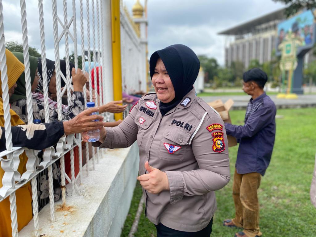 Aksi Humanis Kapolresta Pekanbaru bagikan buah dan minuman kepada peserta unjuk rasa