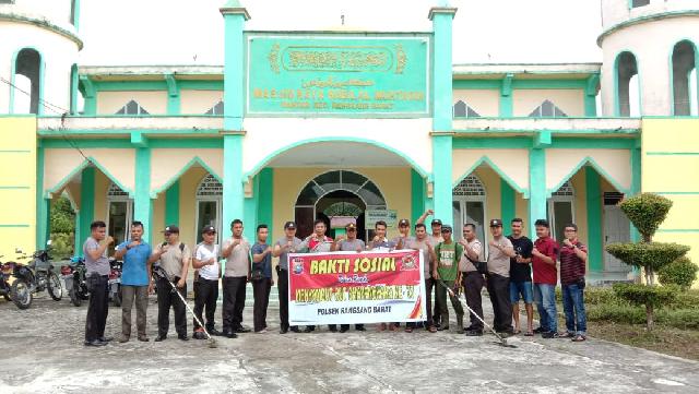 Kapolsek Rangsang Turun Langsung Bersihkan Mesjid Raya Sabilal Muhtadin