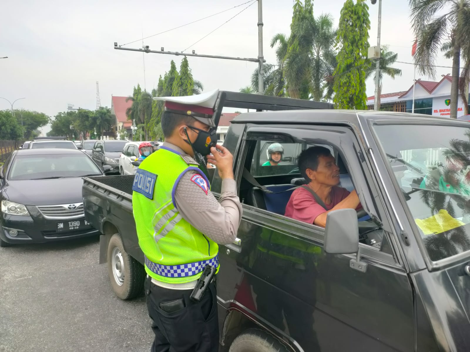 Pelanggar Di Edukasi Ditempat dan Langsung Diberikan Masker Oleh Polantas