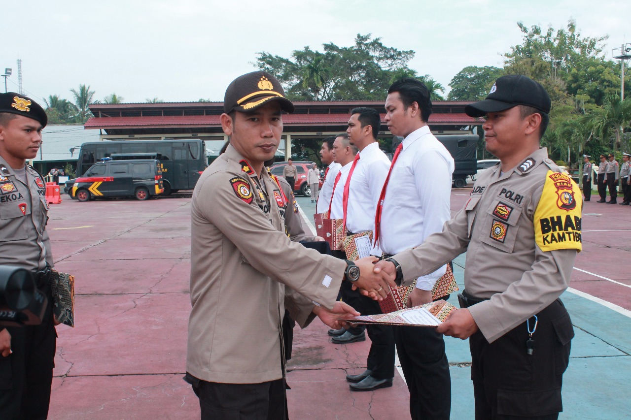 Wakapolres Inhu Pimpin Upacara Bulanan Dan Pemberian Reword Kepada Personil Polres Inhu Yang Berpres