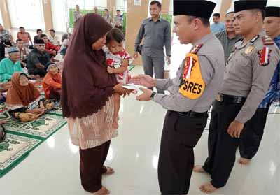 Kapolres Rohil berikan Zakat Kepada 115 Mustahik