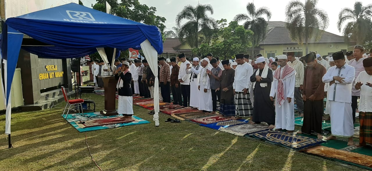 Bersama Masyarakat, Polres Kampar Laksanakan Sholat Idul Adha 1440 H